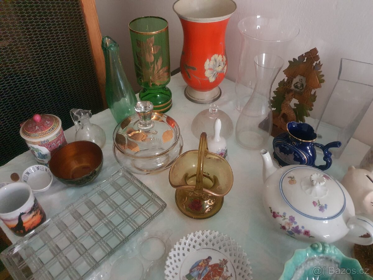Kolekce porcelánových figurek, váz a skleněných mís - 10