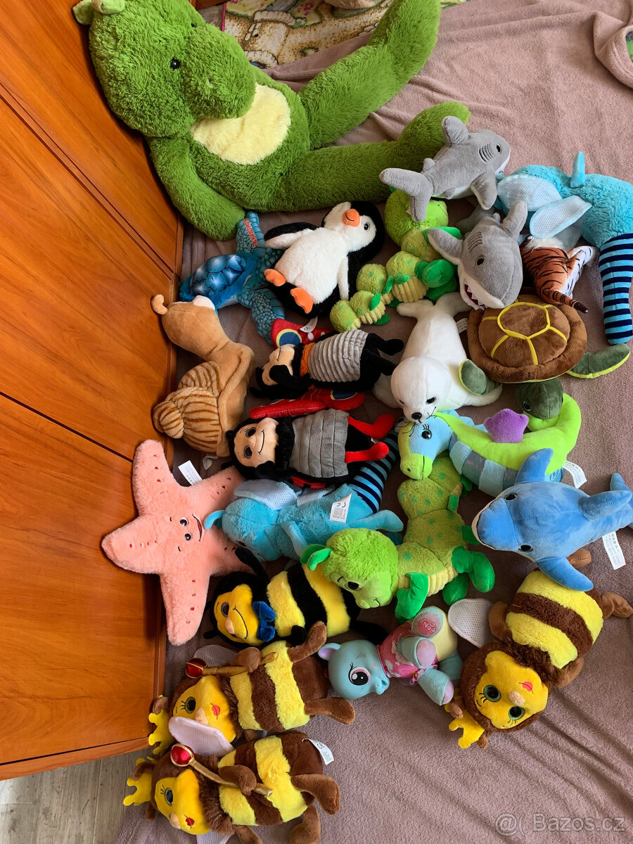 Sbírka plyšáků - přes 400 kusů, dále set Furby 2005 - 10