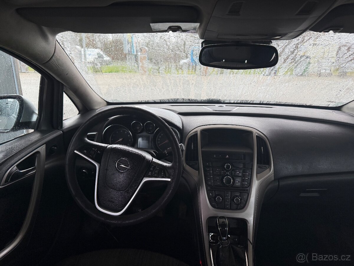 Opel Astra J 1.4 benzin rok 2010 - 10