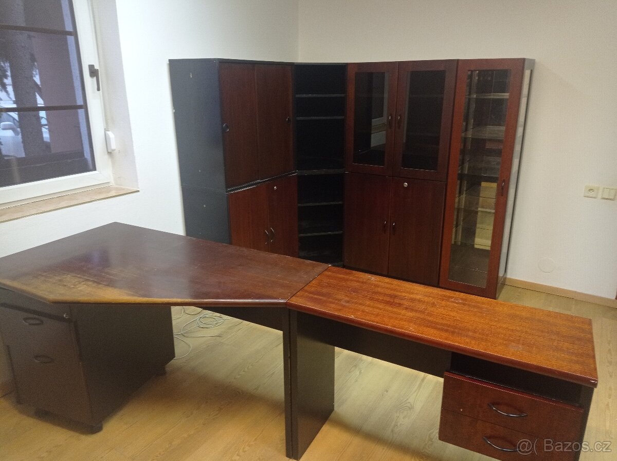 Pracovní kout + obývací stěna, masivní prvky - 10