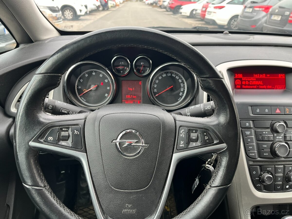 Opel Astra J 1,6 Turbo 180k, 2011, 1. MAJ.ČR, VADA MOTORU - 10