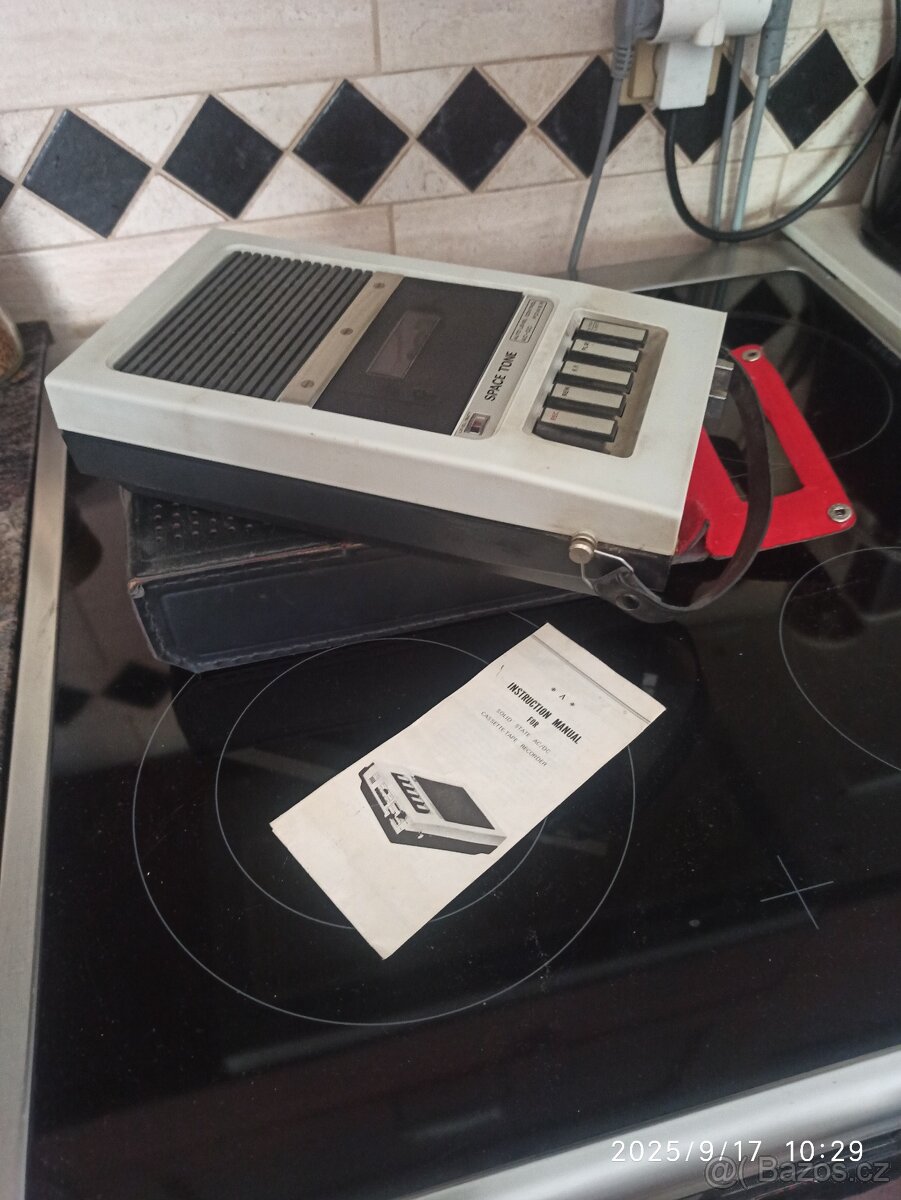 Nabízím sbírku rádii a magnetofonu.Cena dohodou. - 10