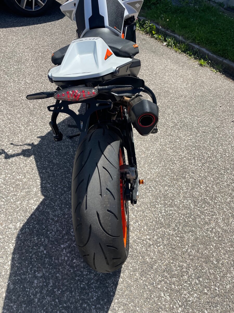KTM 890 Duke R - 10