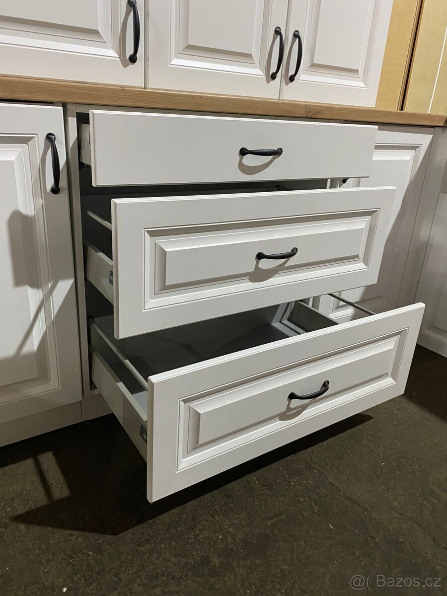 Moderní kuchyňská linka bez spotřebiči - 10