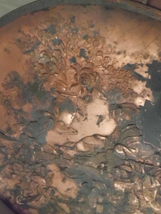 Starodávný Kovový velký Talíř s GEJŠAMI - JAPONSKO - ZNAČENO - 10