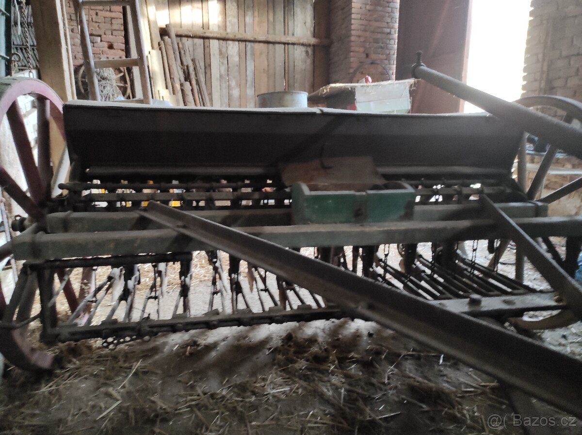 Historický secí stroj - 10
