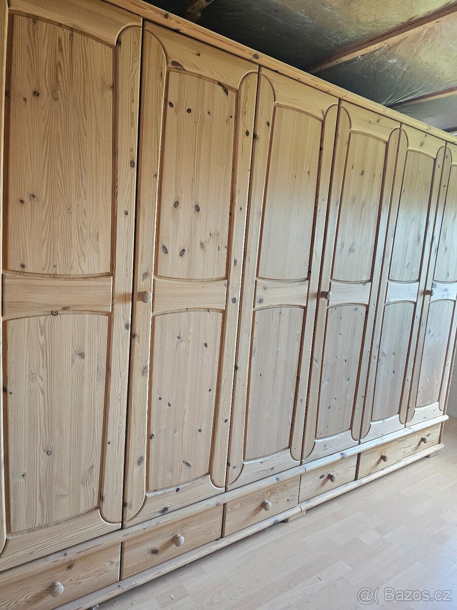 Skříň Celodřevená Jitona Art - 10