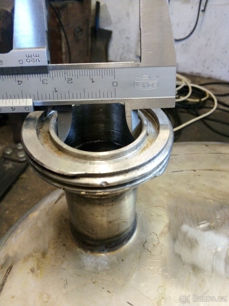 Nerezová INOX nádoba s lemem, výpustní dírou a přírubou. - 10