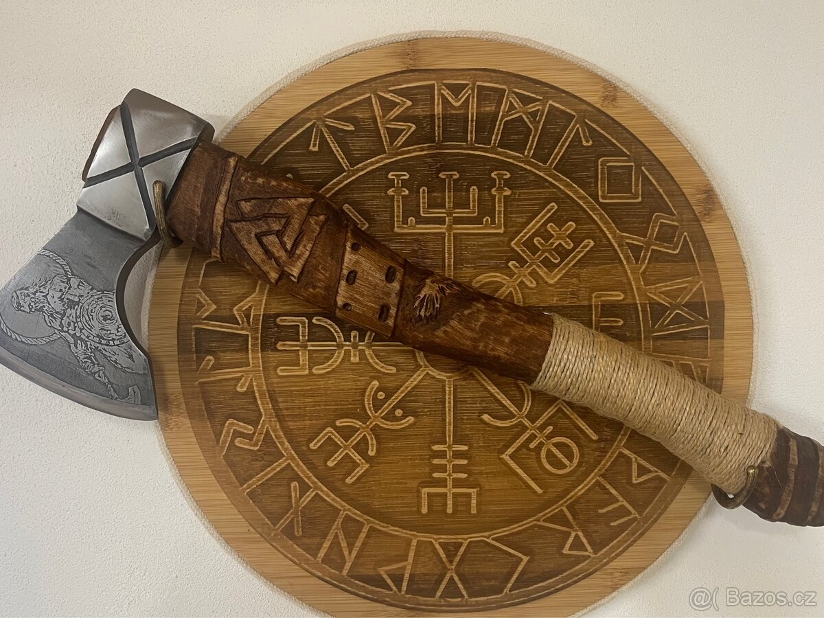 Vikingská sekera s držákem. - 10