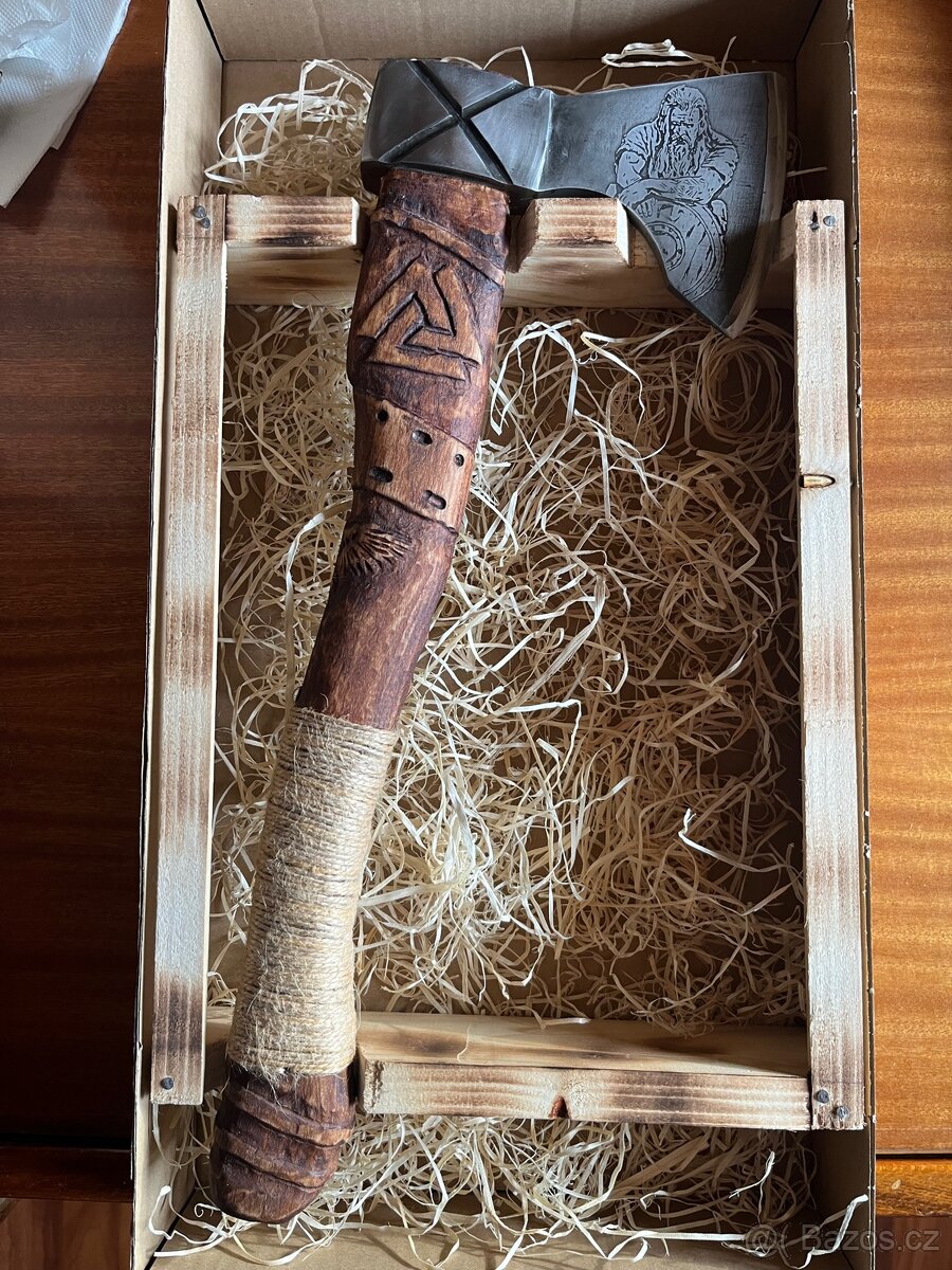 Vikingská sekera s držákem. - 10