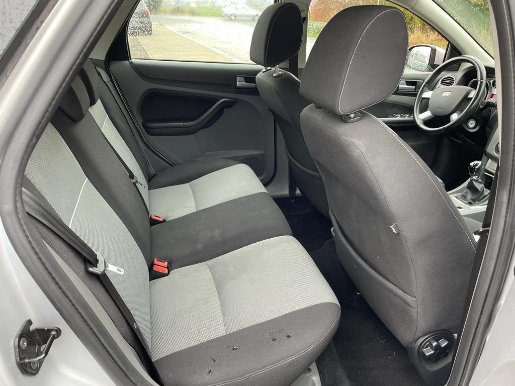 Ford Focus 1.6i - 10