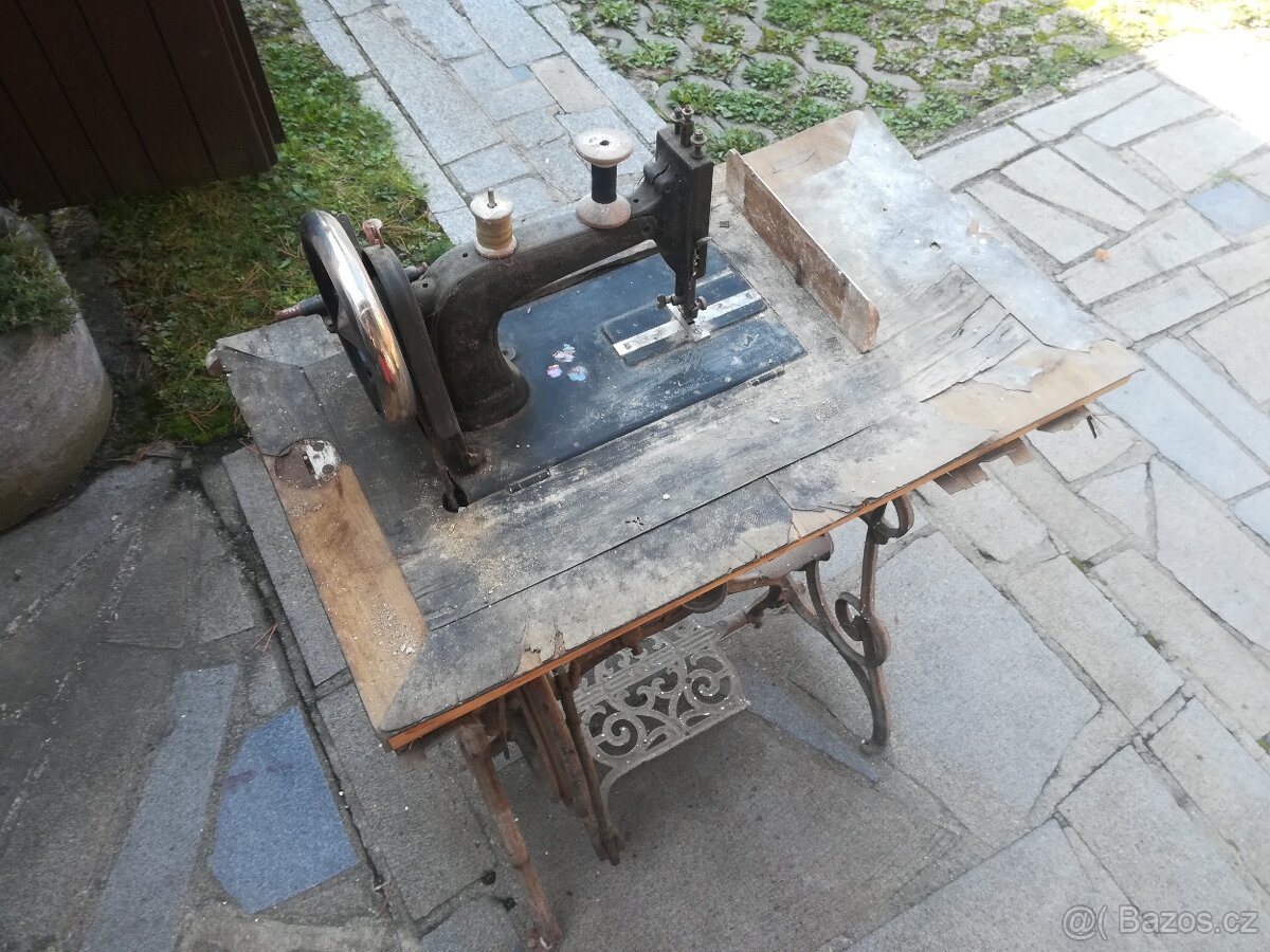 STARÝ ŠICÍ STROJ SINGER - 10