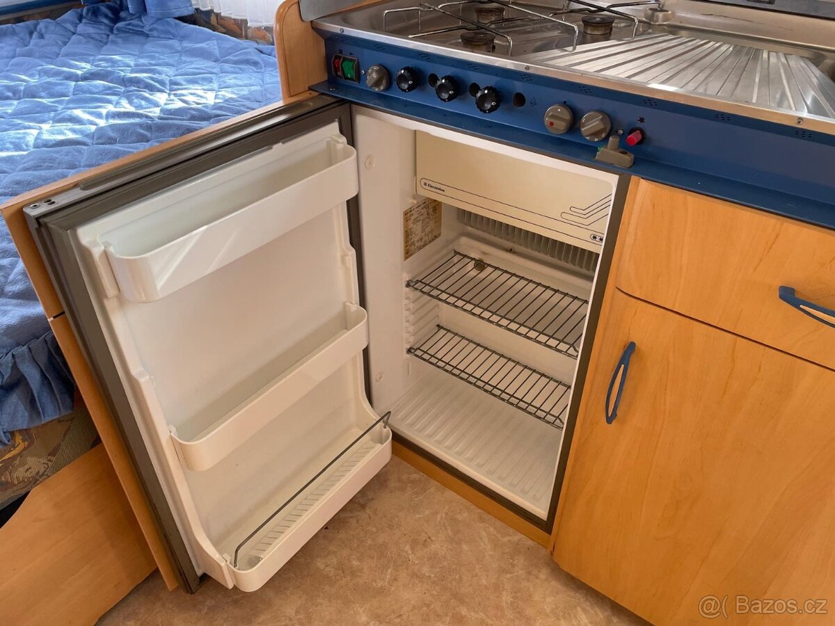 Hobby De luxe 450, 4 osoby, stan, pevná postel - 10