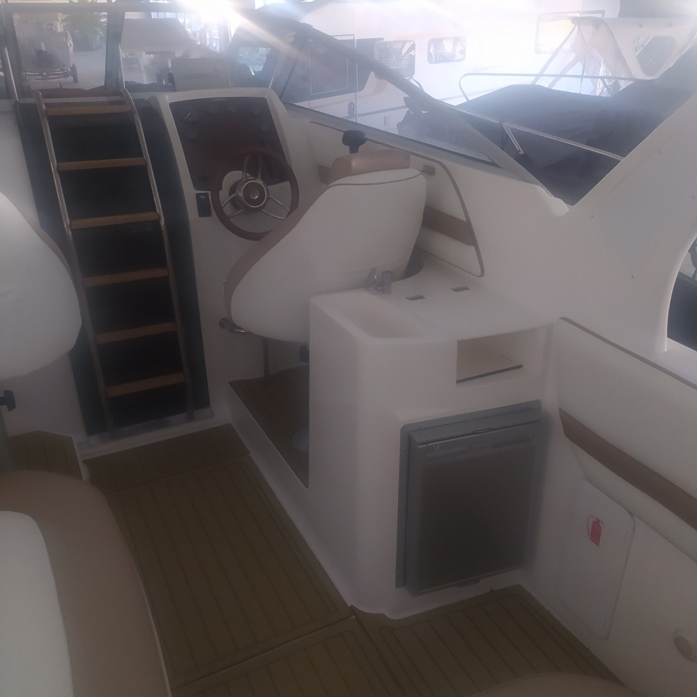 Krásná kajutová loď DRAGO 710 OB + Mercruiser 4,5L MPI - 10