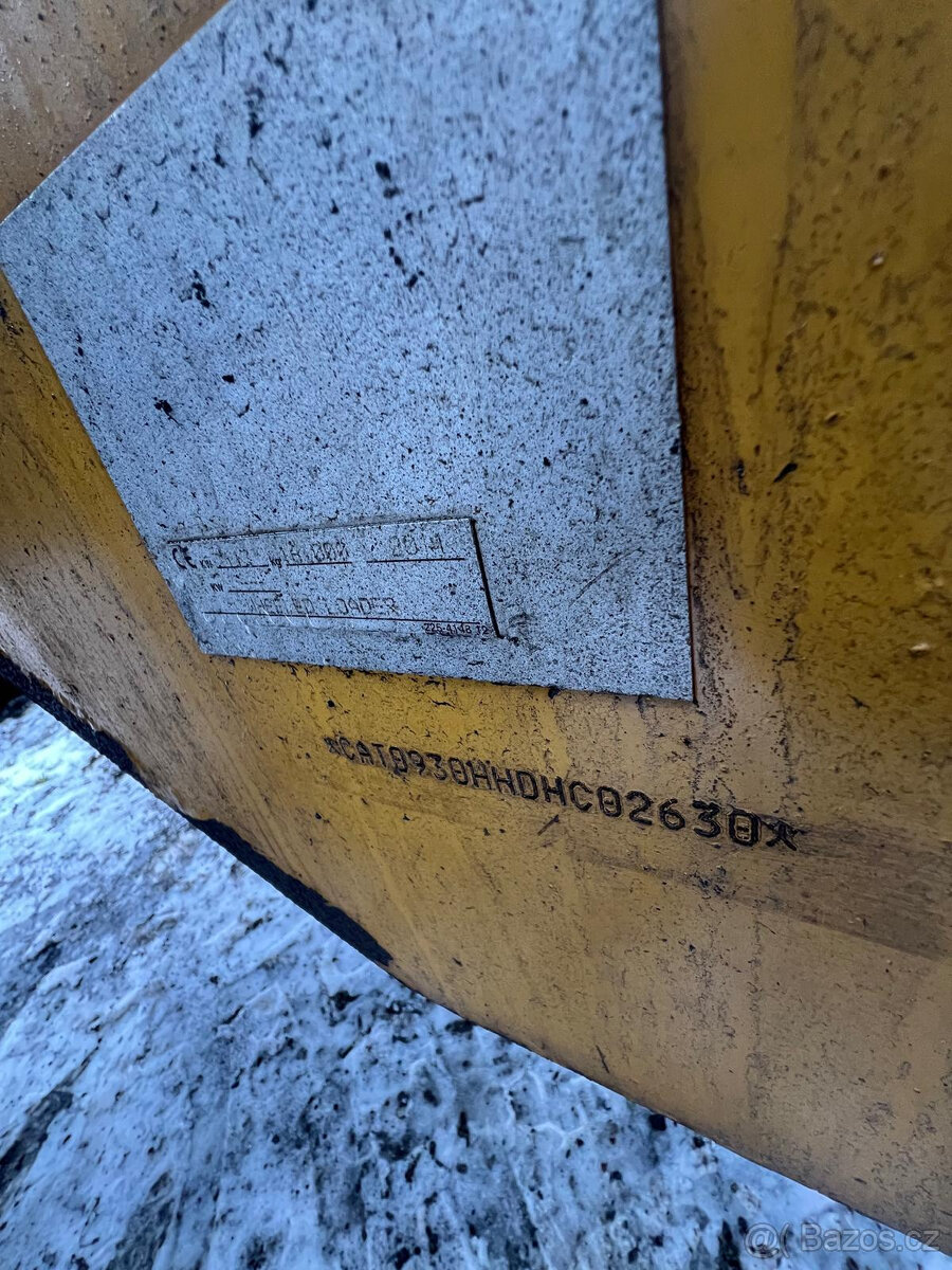 Čelní nakladač CATERPILLAR 930 H, ROK 2011 - 10