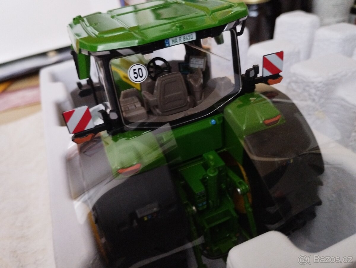 Wiking model zemědělského stroje John Deere 8R - 10