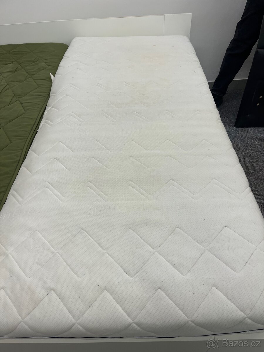 Postel s matracemi a úložným prostorem - 10