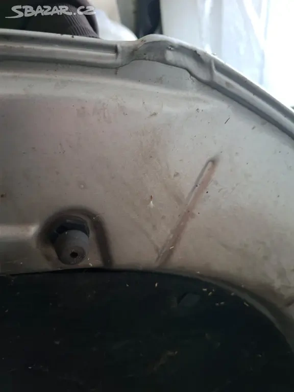 Stříbrná kapota VW Passat B6 - 10