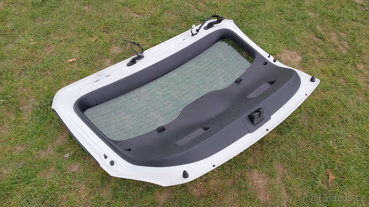 HYUNDAI i30 – DVEŘE KUFRU BÍLÉ 5DV - 10