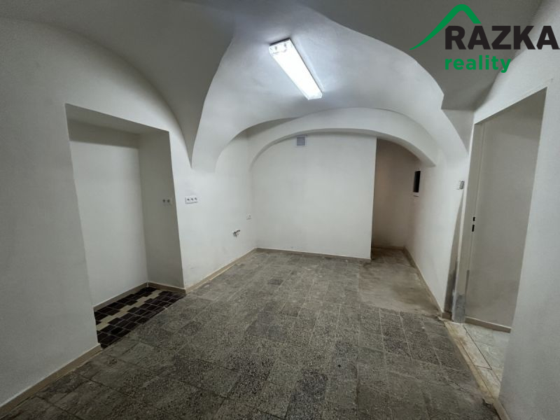 Pronájem komerčního prostoru v Plané - nám.... - 10