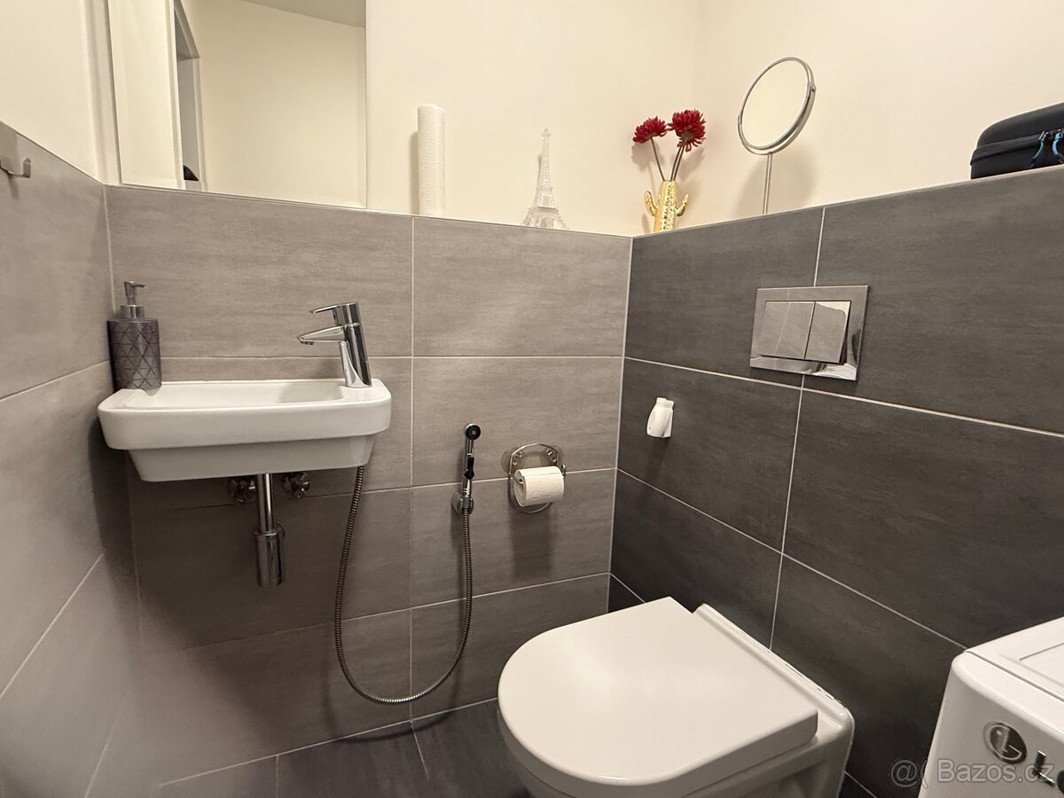 Prodej bytu 2+kk 59 m² s balkonem, garáží a sklepem - 10