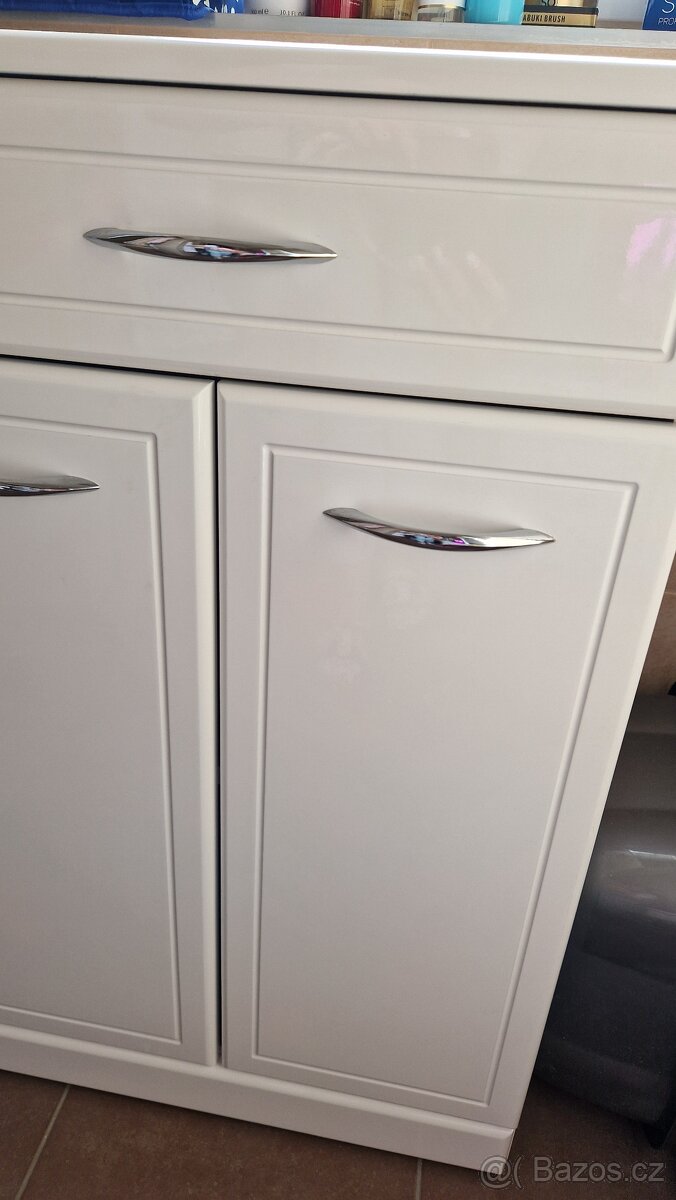 Koupelnová skříňka - 10