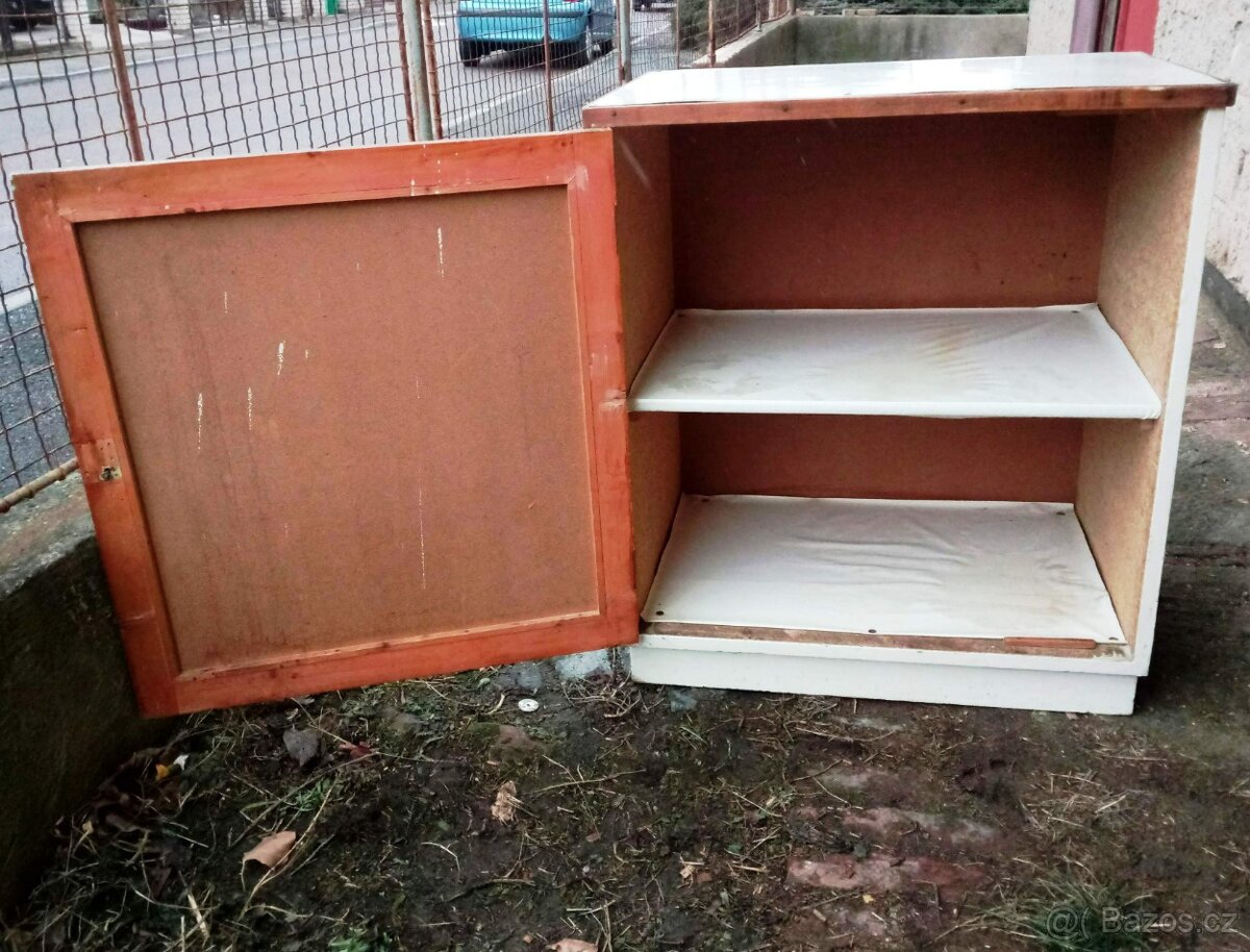 Dřevěné dveře, skříň, stará skříňka 1ks/1500,- - 10