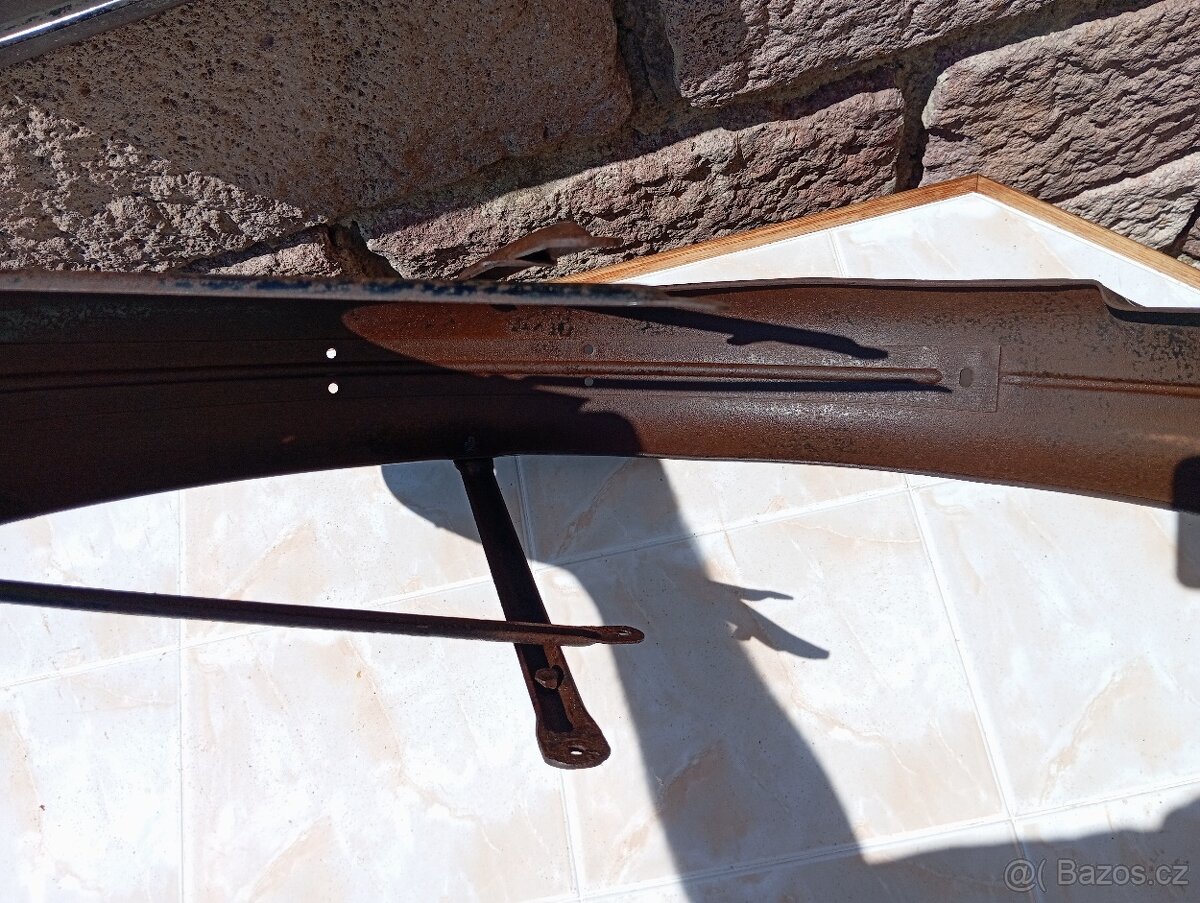 Prodám nádherný zadní blatník na čz 125 T, B, - 10