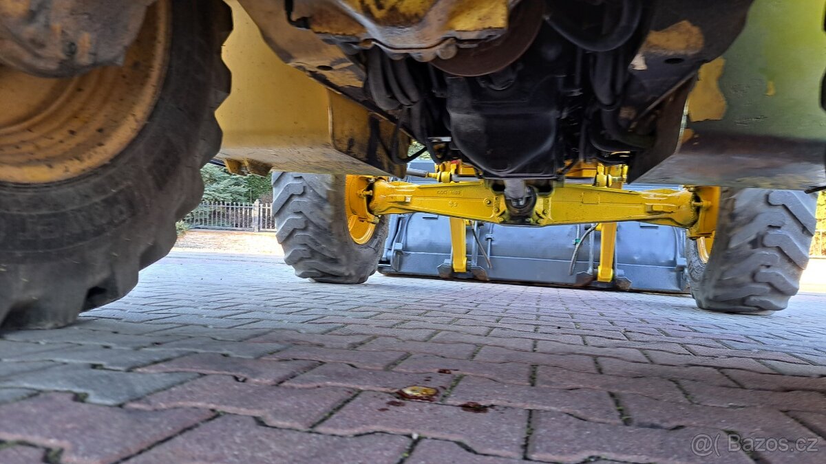 Traktorbagr Komatsu WB93R - 10