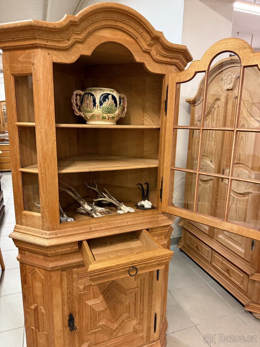 Rohová dubová prosklená vitrina- komplet masív - 10