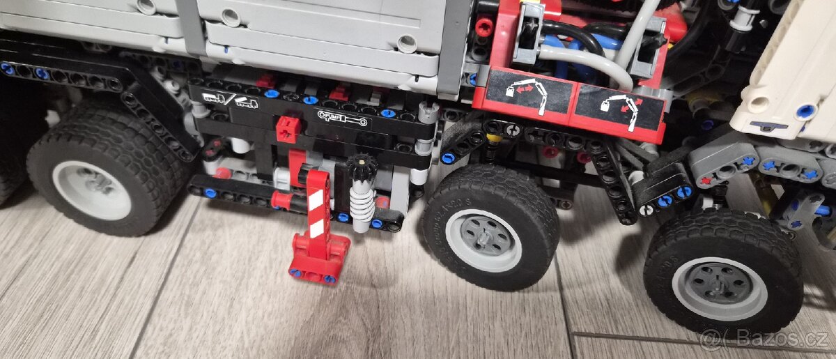 Lego TECHNIC Mercedes-Benz Arocs 3245 - 10