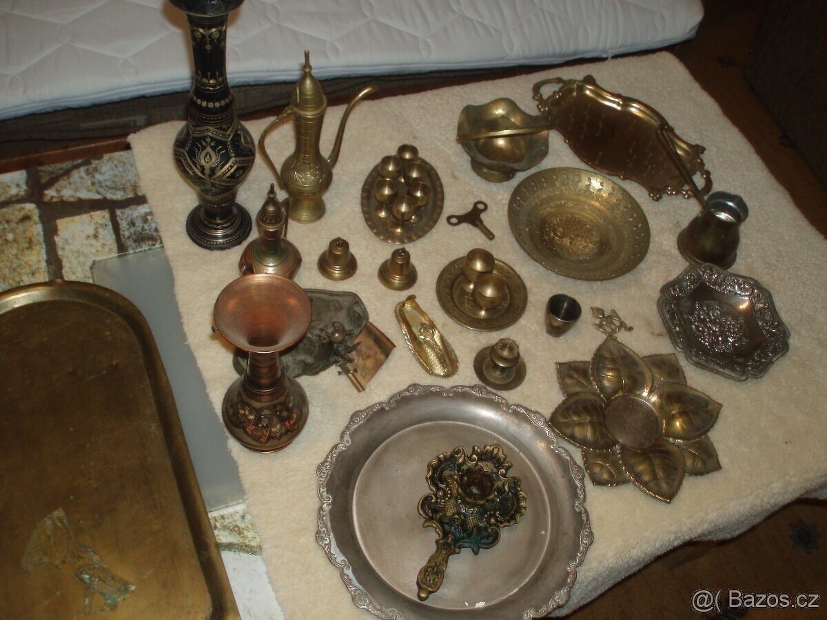 Mosazné dekorace - 32 ks - viz foto - cena za celek - - 10