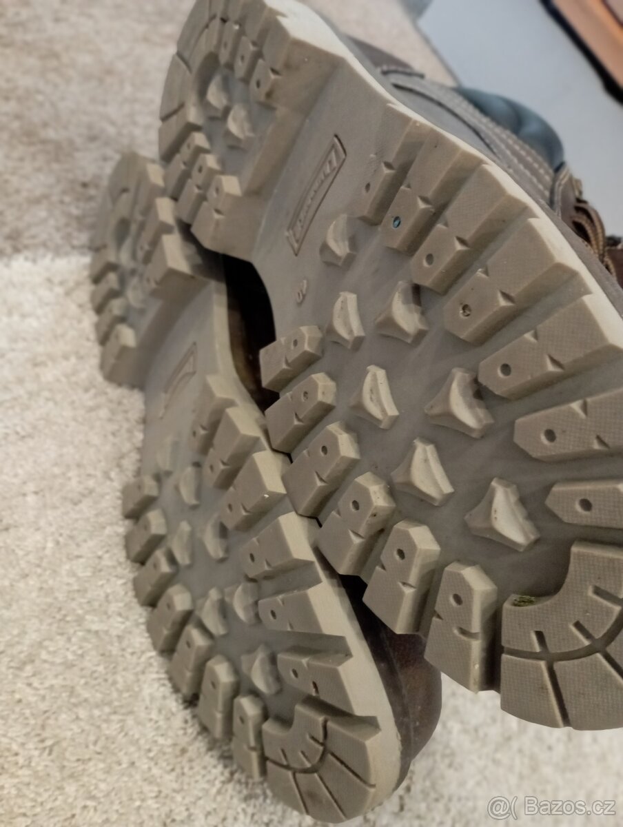 BOTY po synech - BEDNA BOT - výborný stav - 10