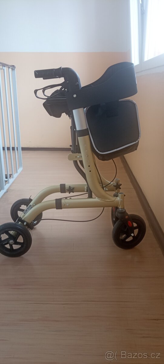 Skládací chodítko DMA - 10