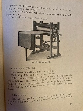 Šicí stroj, kniha Doma a školní zpráva. - 10