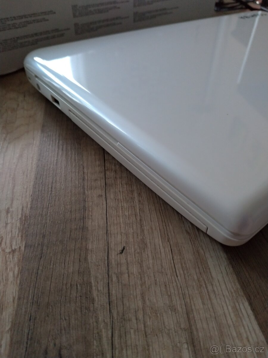 Bílý notebook Toshiba s Win - 10