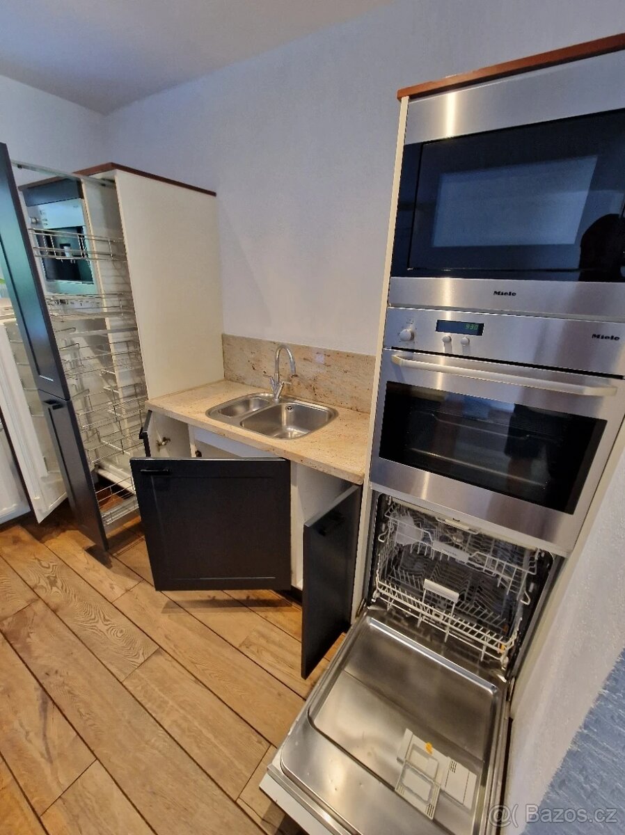 Kuchyně v moderně-venkovském stylu s ostrůvkem - 10