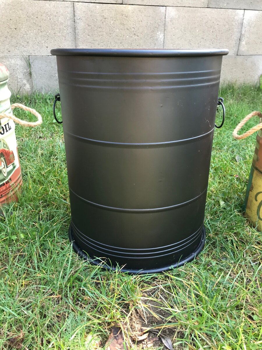 Souprava taburetů a sudu k posezení - 10