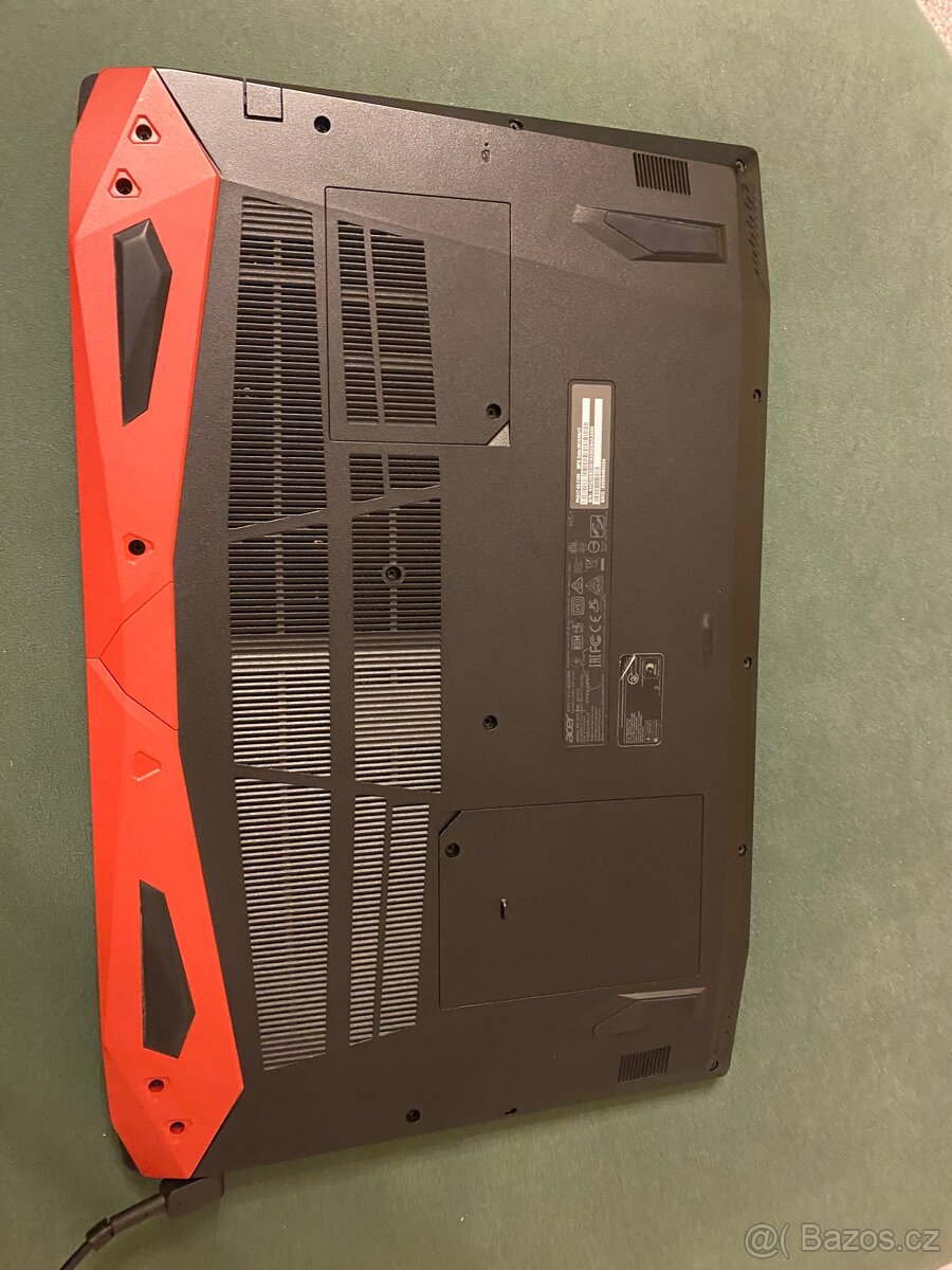 Herní notebook Acer Predator 17 - 10