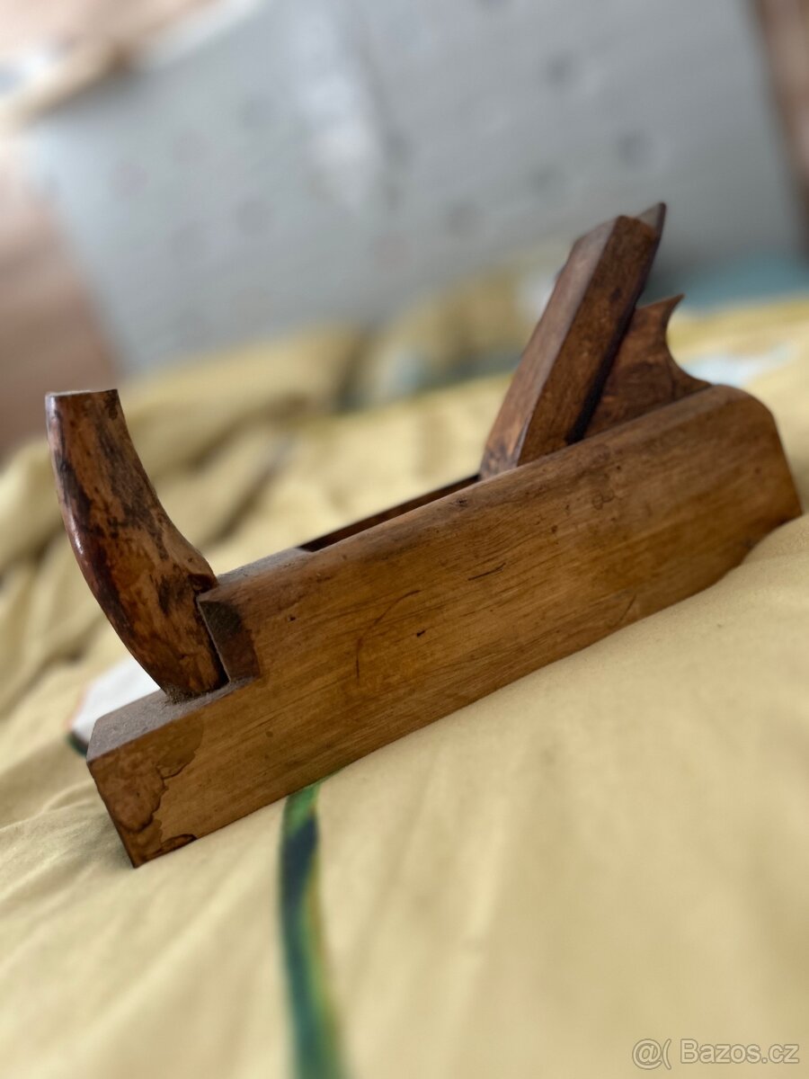 Starý cest.kufr, rozhl.-dratak, dřev. truhlu na nářadí, hobl - 10