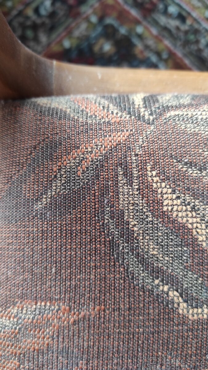 Jidelni stul, kulaty + 4 zidle, vse masiv - 10