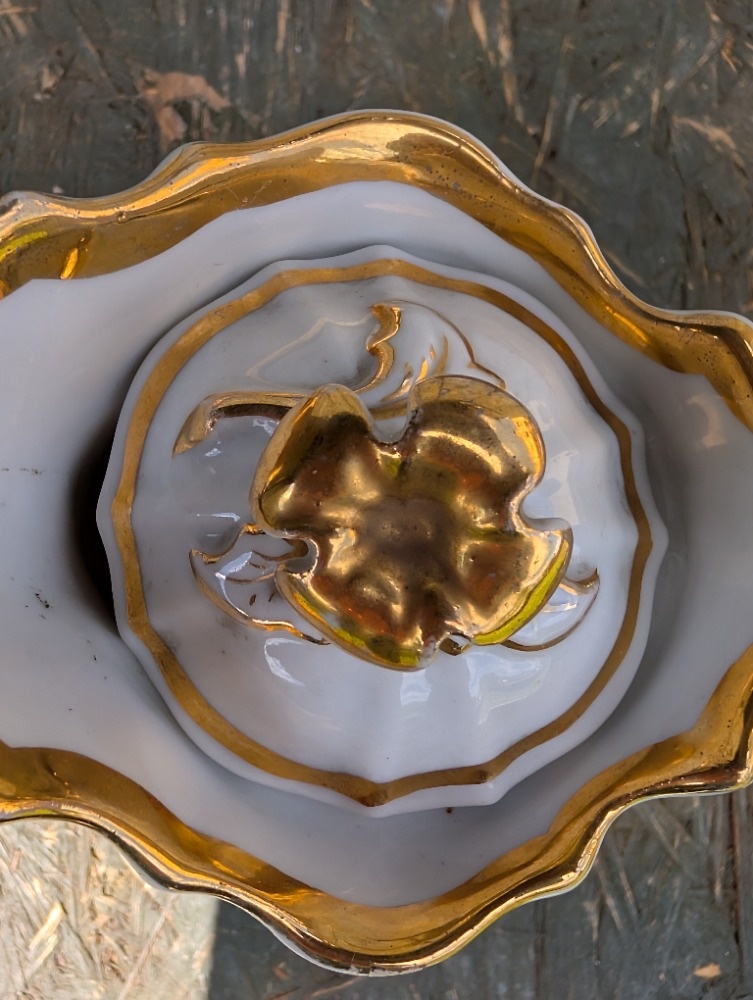 Starožitná mléčenka...konvička, víčko s květem. - 10