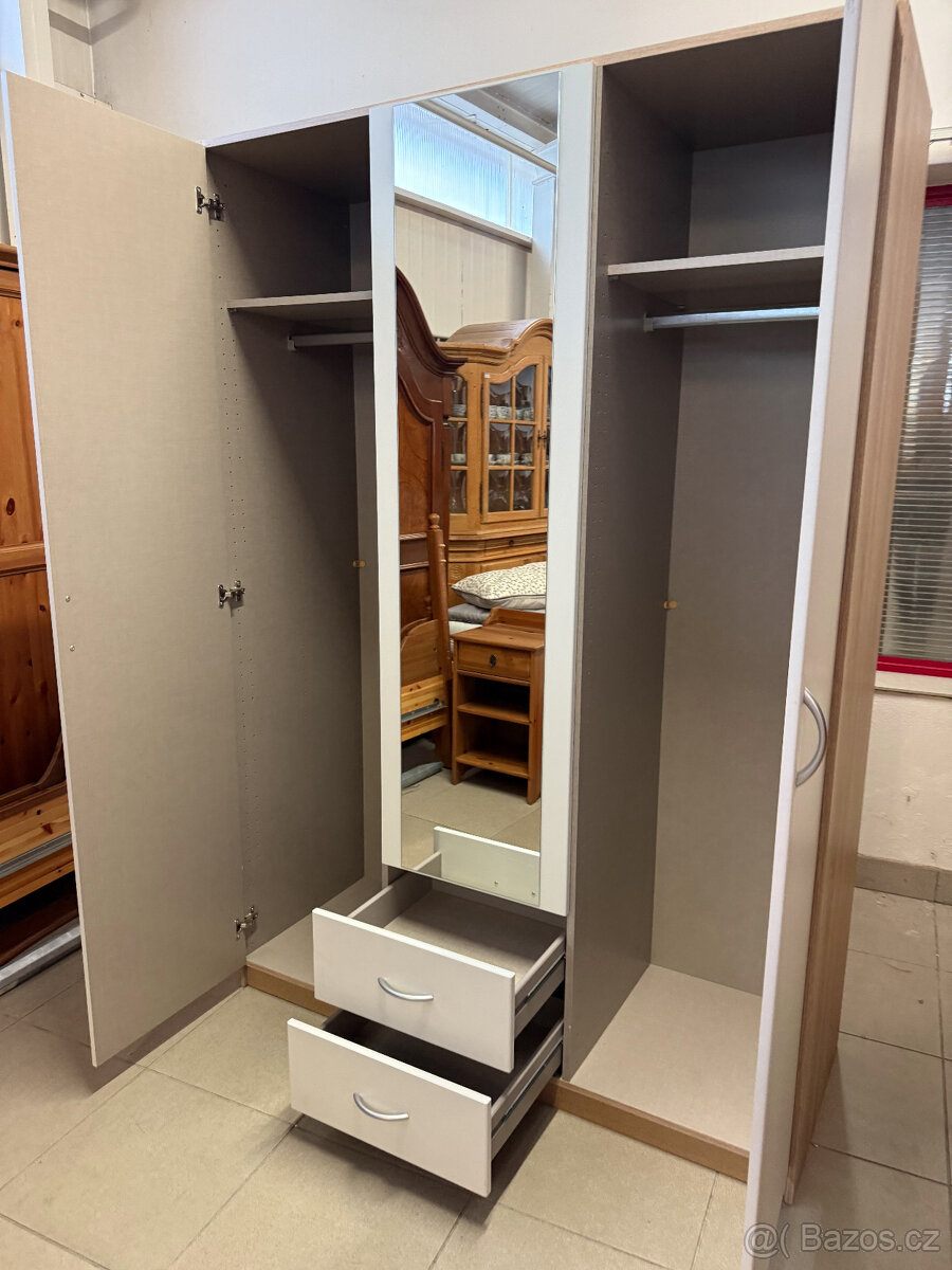 třídveřová bílá šatní skříń - 10