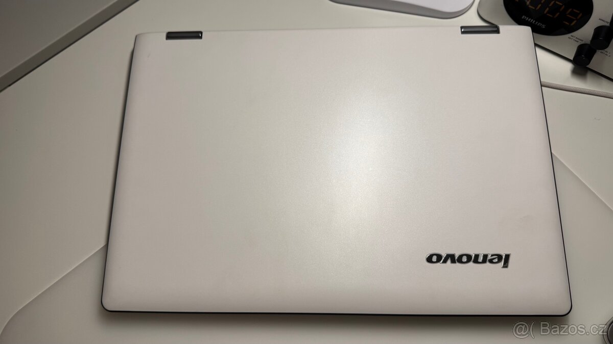 Bílý notebook Lenovo Yoga - 10