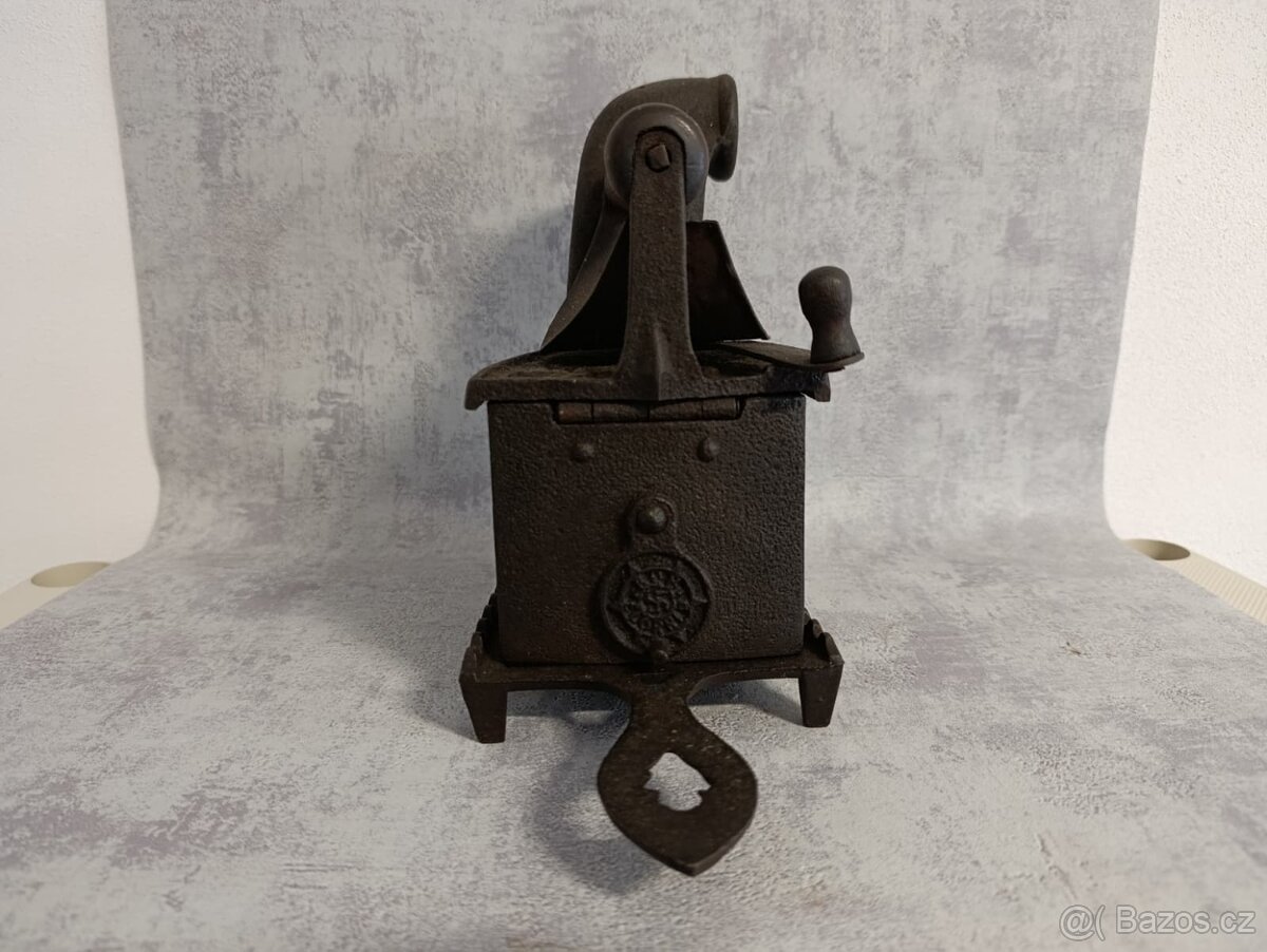 Značená německá velmi stará komínová žehlička (2x svastika) - 10