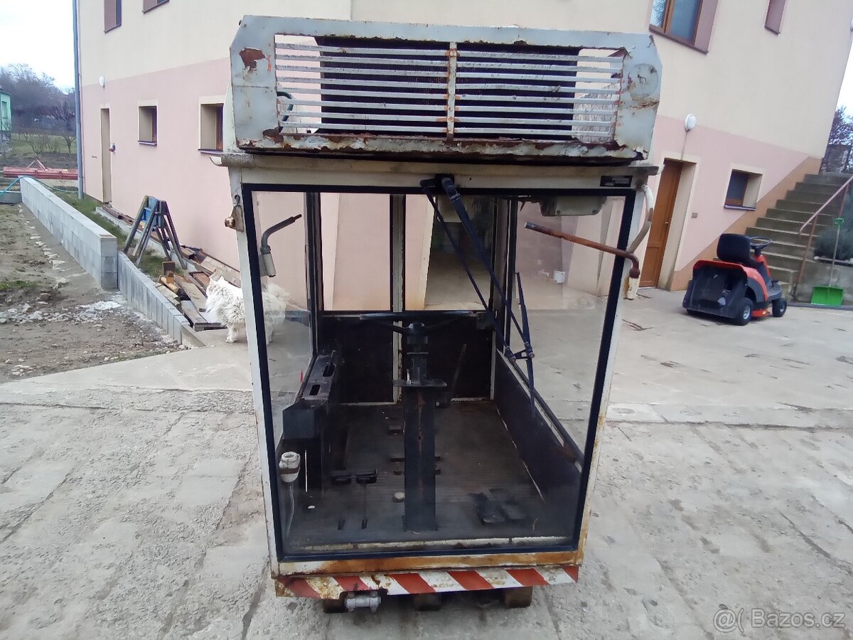 Kabina ze řezačky Toro - 10