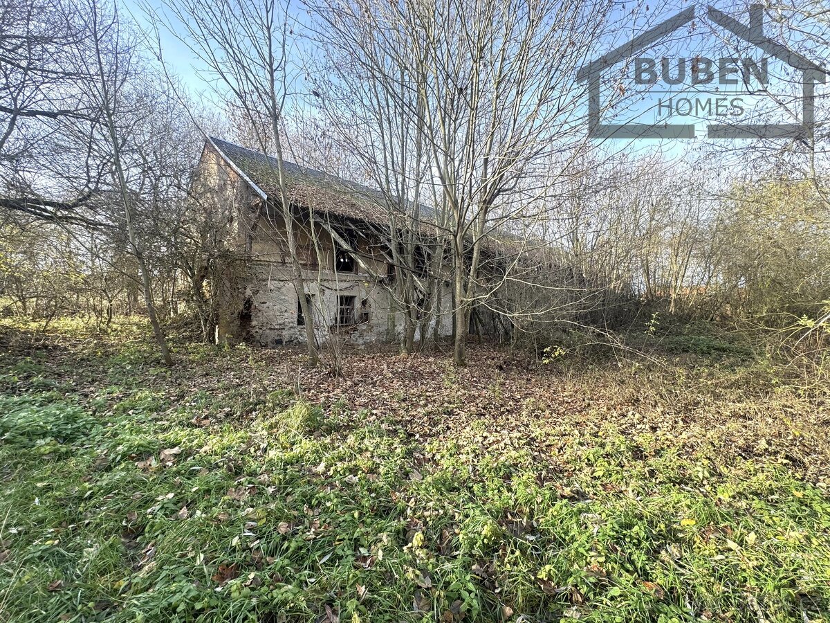 Stavební pozemek 10472 m² se zemědělskými budovami, Stráž - - 10