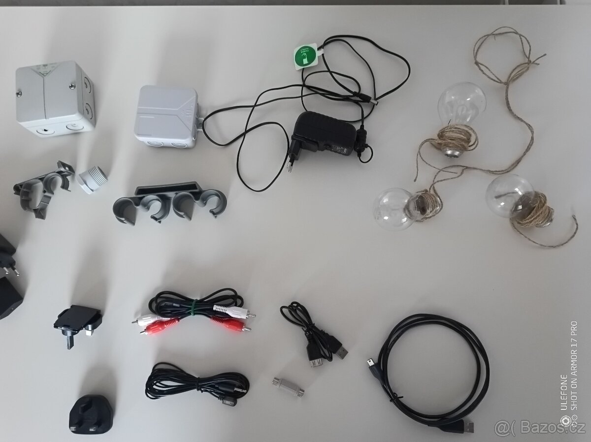 Různé kabely, nabíječky, redukce. Některé nové. - 10