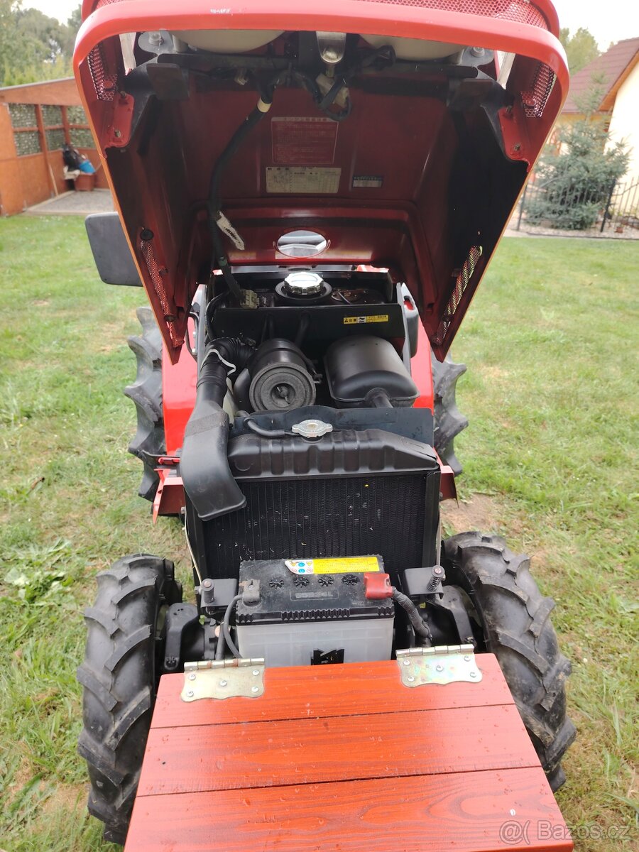 Malotraktor Mitsubishi + vlečka - 10