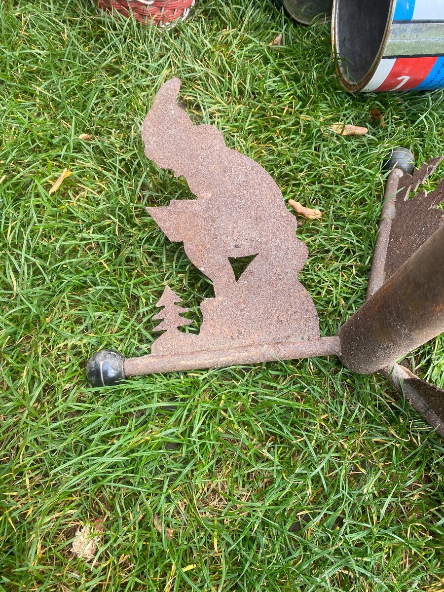 staré rádio stará plechovka starý medvídek židle rudl - 10